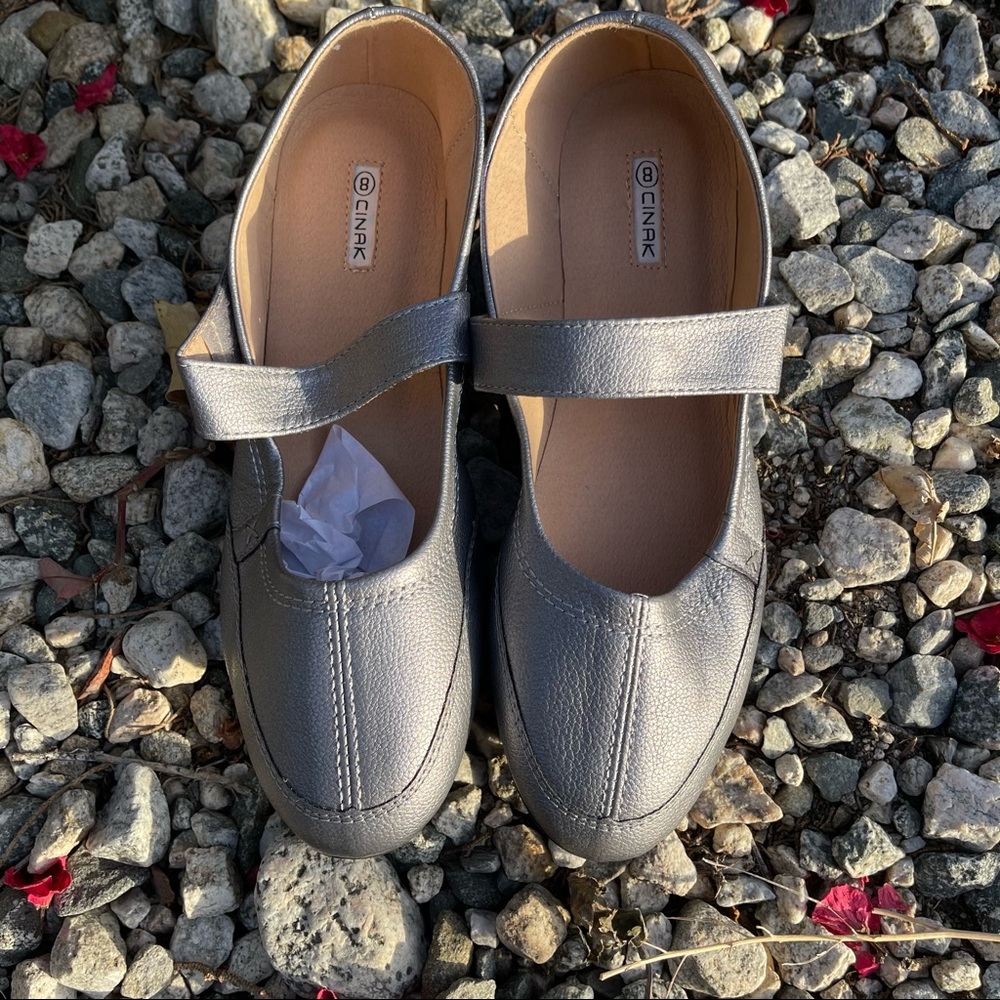 NWT Cinak Orthopedic Flats w/ Velcro Strap - Picture 3 of 4